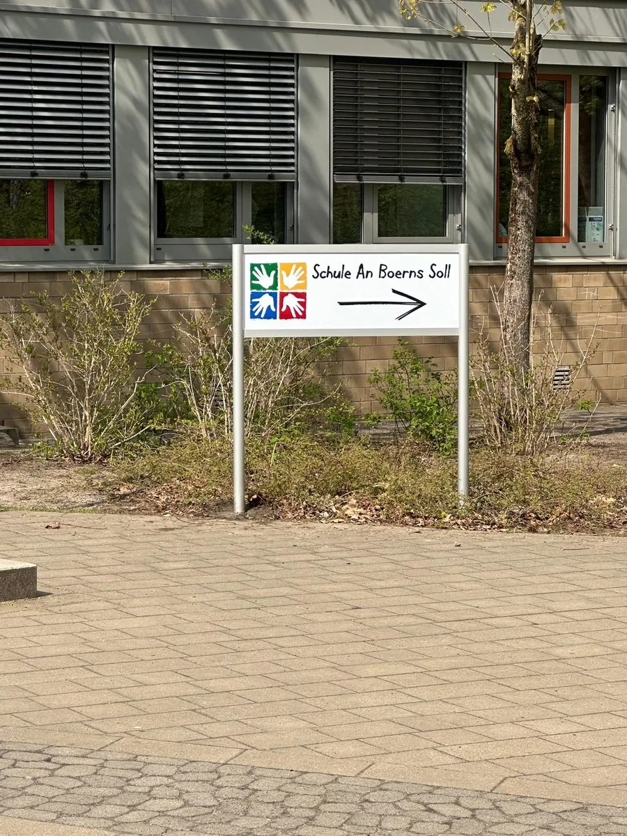 Schilderträger Schule