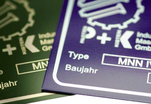 Gravur eines Maschinenschildes